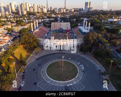 Sao Paulo, Sao Paulo, Brésil. 25 juillet 2020. Vue aérienne du stade Paulo Machado de Carvalho - Pacaembu, à l'ouest de Sao Paulo, ce samedi (25). Après le démantèlement de l'hôpital de campagne, le site abrite maintenant un espace de divertissement dans le style Drive-in avec des films de programmation, des documentaires et des spectacles en direct. (Image de crédit: © Paulo LopesZUMA Wire) Banque D'Images