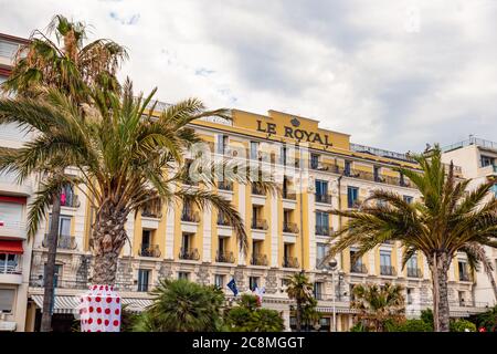 Le Royal Hôtel à Nice - VILLE DE NICE, FRANCE - 10 JUILLET 2020 Banque D'Images