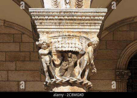 Gros plan d'une capitale sculptée par Pietro di Martino au Palais du Recteur à Dubrovnik, Croatie Banque D'Images