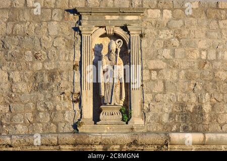 Statue de Saint Blaise, patron de Dubrovnik, au sommet de la Tour Minceta du XVe siècle (site classé au patrimoine mondial de l'UNESCO) de Dubrovnik, Croatie Banque D'Images