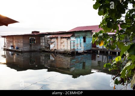 Bungalows sur l'eau et réflexions. Maisons résidentielles dans les Caraïbes, Bocas Town, Bocas del Toro, Panama, octobre 2018 Banque D'Images