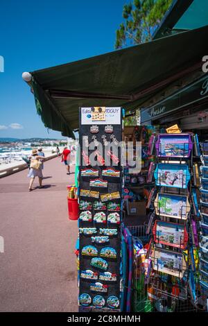 Boutique de souvenirs à la plage publique de Cannes - VILLE DE CANNES, FRANCE - 12 JUILLET 2020 Banque D'Images