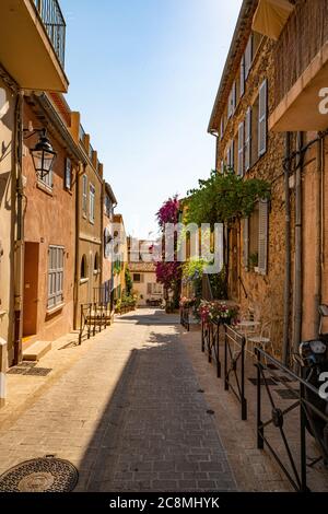 Quartier historique de Saint Tropez- St TROPEZ, FRANCE - 13 JUILLET 2020 Banque D'Images