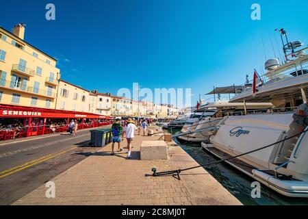 Célèbre port de Saint Tropez - St TROPEZ, FRANCE - 13 JUILLET 2020 Banque D'Images