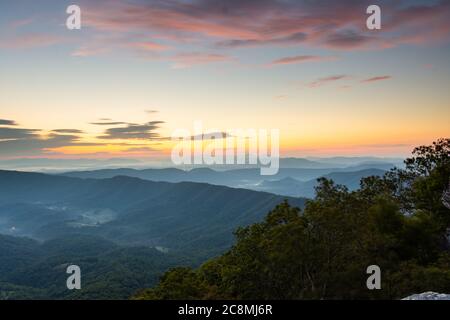 Lever du soleil à McAfee Knob, Virginie Banque D'Images