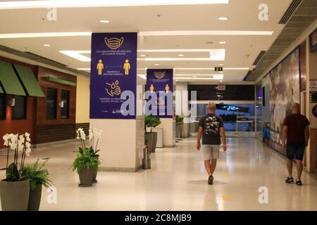 Salvador, Brésil. 25 juillet 2020. Deuxième jour de réouverture des centres commerciaux à Salvador, avec un mouvement plus calme ce samedi soir, 25, à Shopping Barra, à Salvador, (BA). Crédit: Mauro Akiin Nassor/FotoArena/Alay Live News Banque D'Images