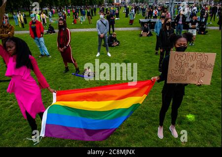 Des femmes noires sont vues arborer un drapeau arc-en-ciel pendant la manifestation.dans le sillage des manifestations de Black Lives Matter dans le monde entier, Black Queer et Trans Resistance NL ont organisé une manifestation en l'honneur des ancêtres Black Queer et Trans qui ont inspiré, dirigé, A rejoint et soutenu chacune des rébellions noires, révolutions et mouvements libérateurs de l'Histoire. La manifestation a eu lieu au Museumplein à Amsterdam et inaugure la première Black Pride, aux pays-Bas. Banque D'Images