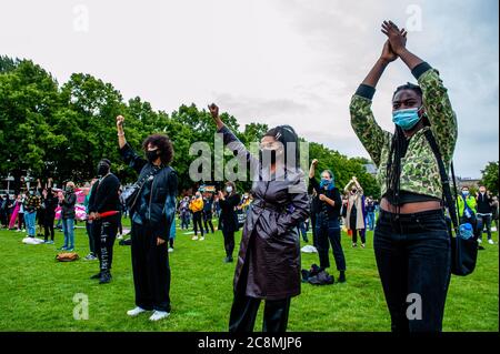 Un groupe de femmes noires est vu se taper les mains pendant la manifestation.dans le sillage des manifestations de Black Lives Matter dans le monde entier, Black Queer et Trans Resistance NL ont organisé une manifestation en l'honneur des ancêtres Black Queer et Trans qui ont inspiré, dirigé, A rejoint et soutenu chacune des rébellions noires, révolutions et mouvements libérateurs de l'Histoire. La manifestation a eu lieu au Museumplein à Amsterdam et inaugure la première Black Pride, aux pays-Bas. Banque D'Images