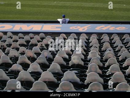 Queens, États-Unis. 25 juillet 2020. Pete Alonso regarde le jeu du dugout devant des découpes de carton de fans dans les parties inférieures des sièges quand les mets de New York jouent les Braves d'Atlanta au Citi Field le samedi 25 juillet 2020 à New York. Les Braves ont battu les mets 5-3 en 10 Innings photo par John Angelillo/UPI crédit: UPI/Alay Live News Banque D'Images