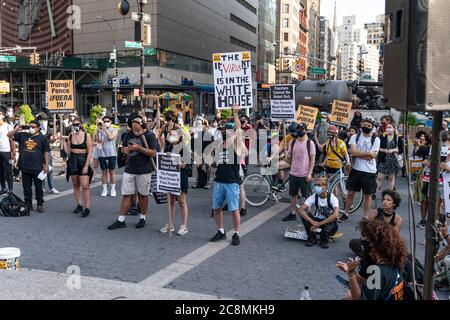 New York, NY - 25 juillet 2020 : environ 200 cent manifestants participent à un rassemblement et à une marche organisés par le refus du fascisme sur Union Square et la 14e rue Banque D'Images