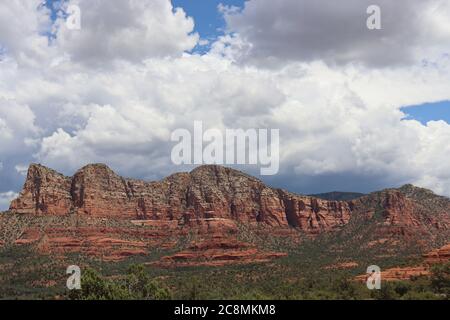 Palais de justice Butte, à l'extérieur de Sedona, en Arizona, pendant la saison de la Monsoon d'été. Banque D'Images