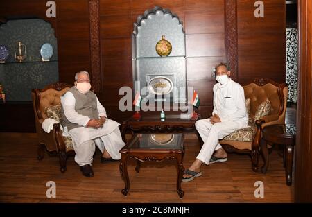 Jaipur, Inde. 24 juillet 2020. Le ministre en chef du Rajasthan, Ashok Gehlot, interagit avec le gouverneur Kalraj Mishra pour convoquer une session urgente de l'Assemblée, à Raj Bhawan, à Jaipur. (Photo de Sumit Saraswat/Pacific Press) crédit: Pacific Press Agency/Alay Live News Banque D'Images