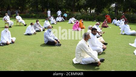 Jaipur, Inde. 24 juillet 2020. Les députés du Congrès soutiennent le ministre en chef du Rajasthan, Ashok Gehlot, organisent une manifestation assise à l'Raj Bhawan demandant au gouverneur Kalraj Mishra de convoquer une session urgente de l'Assemblée, à Jaipur. (Photo de Sumit Saraswat/Pacific Press) crédit: Pacific Press Agency/Alay Live News Banque D'Images
