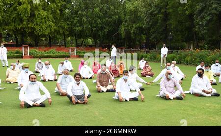 Jaipur, Inde. 24 juillet 2020. Les députés du Congrès soutiennent le ministre en chef du Rajasthan, Ashok Gehlot, organisent une manifestation assise à l'Raj Bhawan demandant au gouverneur Kalraj Mishra de convoquer une session urgente de l'Assemblée, à Jaipur. (Photo de Sumit Saraswat/Pacific Press) crédit: Pacific Press Agency/Alay Live News Banque D'Images