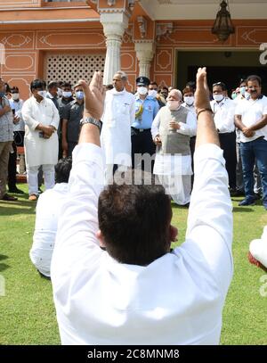 Jaipur, Inde. 24 juillet 2020. Le gouverneur Kalraj Mishra interagit avec les députés du Congrès qui ont accompagné le ministre en chef du Rajasthan, Ashok Gehlot, à l'Raj Bhawan, demandant au gouverneur de convoquer une session urgente de l'Assemblée, à Jaipur. (Photo de Sumit Saraswat/Pacific Press) crédit: Pacific Press Agency/Alay Live News Banque D'Images