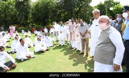 Jaipur, Inde. 24 juillet 2020. Le gouverneur Kalraj Mishra interagit avec les députés du Congrès qui ont accompagné le ministre en chef du Rajasthan, Ashok Gehlot, à l'Raj Bhawan, demandant au gouverneur de convoquer une session urgente de l'Assemblée, à Jaipur. (Photo de Sumit Saraswat/Pacific Press) crédit: Pacific Press Agency/Alay Live News Banque D'Images