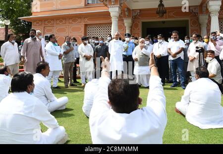 Jaipur, Inde. 24 juillet 2020. Le gouverneur Kalraj Mishra interagit avec les députés du Congrès qui ont accompagné le ministre en chef du Rajasthan, Ashok Gehlot, à l'Raj Bhawan, demandant au gouverneur de convoquer une session urgente de l'Assemblée, à Jaipur. (Photo de Sumit Saraswat/Pacific Press) crédit: Pacific Press Agency/Alay Live News Banque D'Images