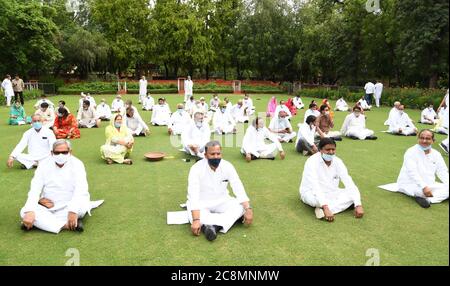 Jaipur, Inde. 24 juillet 2020. Les députés du Congrès soutiennent le ministre en chef du Rajasthan, Ashok Gehlot, organisent une manifestation assise à l'Raj Bhawan demandant au gouverneur Kalraj Mishra de convoquer une session urgente de l'Assemblée, à Jaipur. (Photo de Sumit Saraswat/Pacific Press) crédit: Pacific Press Agency/Alay Live News Banque D'Images