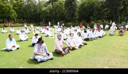 Jaipur, Inde. 24 juillet 2020. Les députés du Congrès soutiennent le ministre en chef du Rajasthan, Ashok Gehlot, organisent une manifestation assise à l'Raj Bhawan demandant au gouverneur Kalraj Mishra de convoquer une session urgente de l'Assemblée, à Jaipur. (Photo de Sumit Saraswat/Pacific Press) crédit: Pacific Press Agency/Alay Live News Banque D'Images