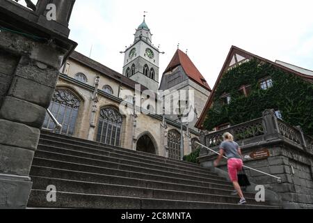 15 juillet 2020, Bade-Wurtemberg, Überlingen : une femme passe les escaliers vers la cathédrale Saint-Nicolas (centre). La cathédrale Saint Nikolaus est l'église paroissiale d'Überlingen. La basilique à cinq isâles a été construite entre 1350 et 1576 dans le style gothique tardif. Des recherches sur l'âge de la ville ont montré qu'Überlingen ne sera pas exactement 1250 ans avant 2023. Photo: Felix Kästle/dpa Banque D'Images