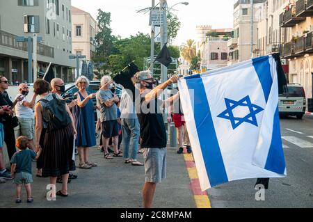 Des milliers de militants du « drapeau noir » protestent contre Benyamin (Bibi) Netanyahou qui fait face à 3 accusations de corruption devant les tribunaux israéliens. Les manifestants prétendent qu'une personne corrompue ne peut pas être Premier ministre. Netanyahou (AKA crime Minister) fait tout son possible pour se maintenir à son poste et retarder sa journée au tribunal, y compris en utilisant l'actuelle pandémie mondiale pour lutter pour sa survie personnelle. Photographié sur la rue Yefet à Jaffa, Israël, le 25 2020 juillet Banque D'Images