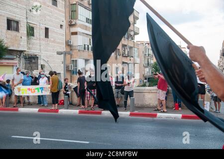 Des milliers de militants du « drapeau noir » protestent contre Benyamin (Bibi) Netanyahou qui fait face à 3 accusations de corruption devant les tribunaux israéliens. Les manifestants prétendent qu'une personne corrompue ne peut pas être Premier ministre. Netanyahou (AKA crime Minister) fait tout son possible pour se maintenir à son poste et retarder sa journée au tribunal, y compris en utilisant l'actuelle pandémie mondiale pour lutter pour sa survie personnelle. Photographié sur la rue Yefet à Jaffa, Israël, le 25 2020 juillet Banque D'Images