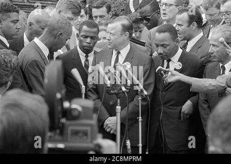 Les dirigeants des droits civils, dont Martin Luther King (SCLC), John Lewis (SNCC) et Roy Wilkins (NAACP), ont rencontré des journalistes à la suite d'une réunion avec le Président John F. Kennedy après la marche sur Washington, D.C., le 28 août 1963. Banque D'Images