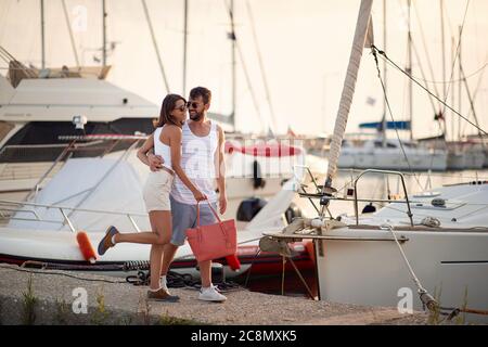 Un jeune couple en de doux moments sur le quai profite du coucher du soleil Banque D'Images