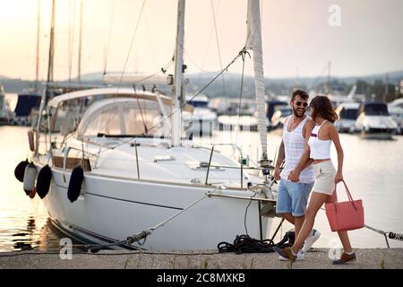 Un jeune couple heureux aime se placer sur le quai Banque D'Images