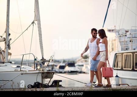 Couple amoureux aime une promenade dans le quai Banque D'Images