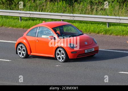 2003 orange VW Volkswagen Beetle TDI; véhicules mobiles de circulation automobile, voitures conduisant des véhicules sur les routes britanniques, moteurs, conduite sur le réseau d'autoroute M6. Banque D'Images