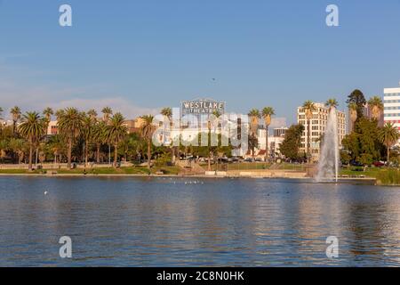 MacArthur Park Lake Cityscape, dans le quartier Westlake de Los Angeles, en Californie. Banque D'Images