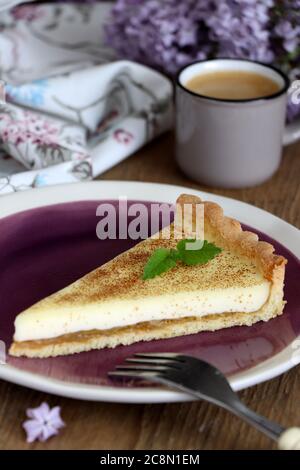 tarte à la vanille rhubarbe sur l'assiette Banque D'Images