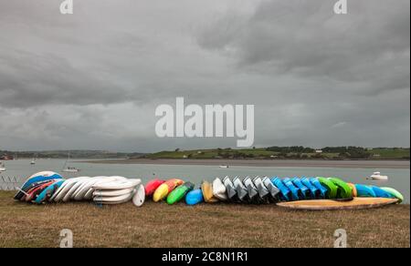 Courtmacsherry, Cork, Irlande. 26 juillet 2020. Planches de surf, kayaks et canoës alignés sur la rive, le matin d'une matinée nuageux, au village de bord de mer de Courtmacsherry, Co. Cork, Irlande. - crédit; David Creedon / Alamy Live News Banque D'Images