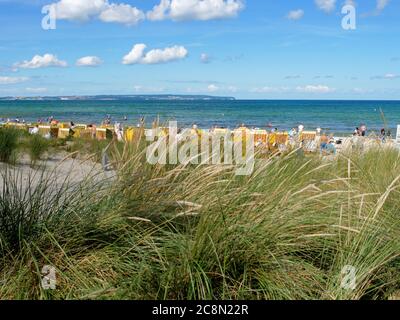 Strand in Binz auf der Insel Rügen an der Ostsee mit vielen Touristen am Badestrand während des Urlaubs in den Sommerferien, Strandkörbe mit Badegäste Banque D'Images