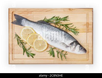 Seabass frais non cuits avec citron et romarin sur panneau de bois sur fond blanc avec passe-cheveux Banque D'Images