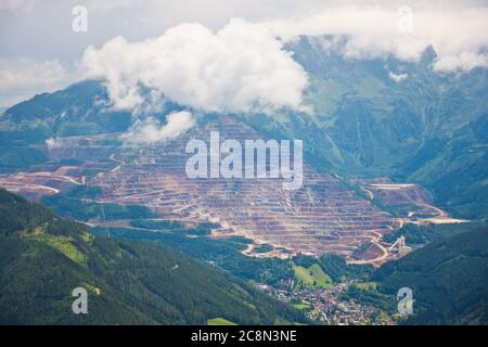 La mine Erzberg, une célèbre grande mine de minerai de fer à ciel ouvert située à Eisenerz, en Styrie. Banque D'Images