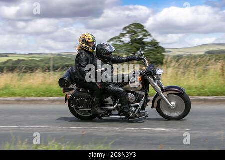 Harley davidson Motorbike rider; deux véhicules à roues, motos, véhicule, routes, motos, motards qui conduisent à Chorley, Royaume-Uni Banque D'Images