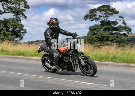 Kawasaki Motorbike rider; deux véhicules à roues, motocyclettes, véhicule, routes, motos, motocyclistes motorisés à Chorley, Royaume-Uni Banque D'Images