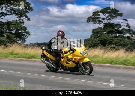 SUZUKI-GSXF motard ; transport à deux roues, motos, véhicule, routes, motos, motards motorisés à Chorley, Royaume-Uni Banque D'Images