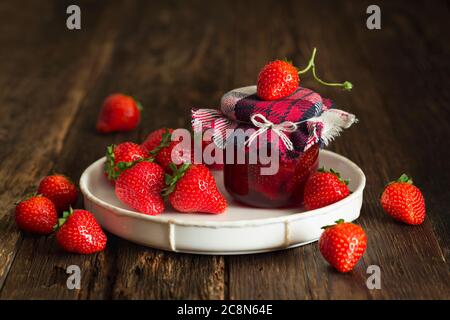 Confiture de fraises naturelle sur une table rustique. Banque D'Images