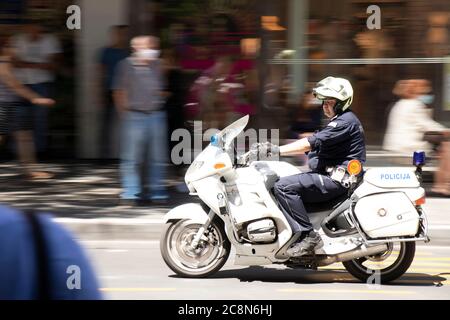 Belgrade, Serbie - 9 juillet 2020: Policier de la circulation à moto dans la rue de la ville, coup de feu panoramique Banque D'Images