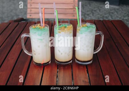 Es Cendol, boisson traditionnelle Java. Cendol est un dessert sucré et populaire glacé qui contient des gouttelettes de gelée de farine de riz verte, comme un ver, du lait de coco et un Banque D'Images