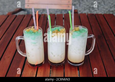 Es Cendol, boisson traditionnelle Java. Cendol est un dessert sucré et populaire glacé qui contient des gouttelettes de gelée de farine de riz verte, comme un ver, du lait de coco et un Banque D'Images