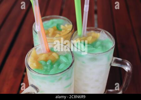 Es Cendol, boisson traditionnelle Java. Cendol est un dessert sucré et populaire glacé qui contient des gouttelettes de gelée de farine de riz verte, comme un ver, du lait de coco et un Banque D'Images