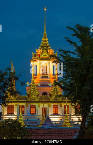 Vue sur le sommet du temple bouddhiste de Loha Prasat au crépuscule. Bangkok, Thaïlande Banque D'Images