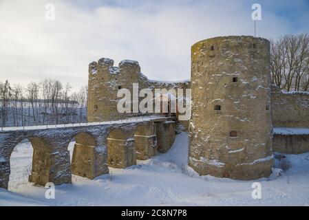 À l'ancienne forteresse de Koporskaya, le jour nuageux de février. Leningrad, Russie Banque D'Images