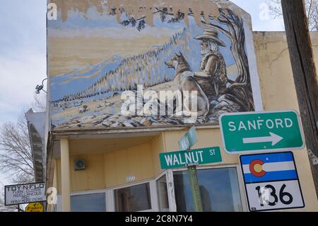 Panneaux routiers et une murale sur un bâtiment à l'angle de main et de noyer à la Jara, Chaffee County, Colorado, États-Unis. Banque D'Images