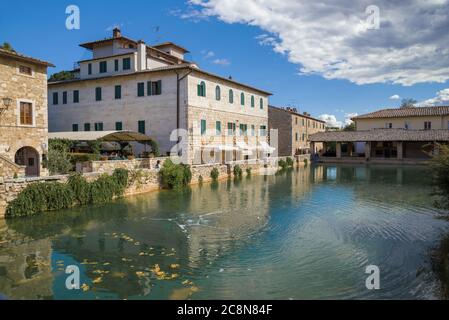 Dans l'ancienne station de Bagno Vignoni, le jour de septembre. Italie Banque D'Images