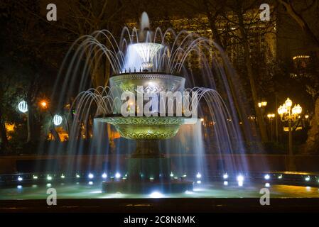 Vieille fontaine dans l'ancien Governor's Park (Wahid Park) en gros plan pendant une nuit d'hiver. Bakou, Azerbaïdjan Banque D'Images